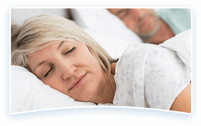 Femeie care doarme liniștit după ce a scăpat de cistită